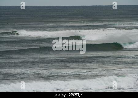 Große Surfwellen bilden die perfekte Schlange bei Evos und Winkipop Torquay Australia, wo professionelles Surfen stattfindet Stockfoto