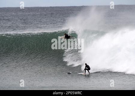 Surfer verpassen einen der Massen in Winkipop in der Nähe von Bells Beach Torquay Victoria an dem Tag, als 3 Boards kaputt waren und die Küste hinuntergefegt wurden Stockfoto