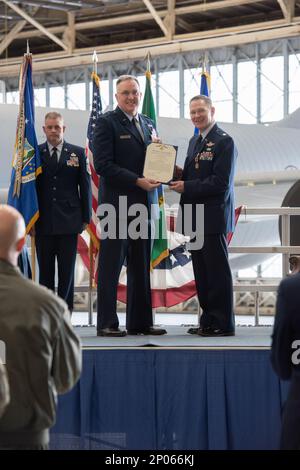 Brigg. General Gent Welsh, Commander Washington Air National Guard, überreicht Oberst James McGovern, 141. Air Tanken Wing Commander, während seiner Zeremonie zur Kommandoübernahme am Fairchild Air Force Base, Washington, am 6. Januar 2023 mit einer Ehrenmedaille. Stockfoto