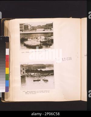 Pireaus ist der geschäftige Hafen von Athen, wo Passagiere in kleinen Ruderbooten von den großen Linienschiffen im Hafen von Pirreaus an Land gebracht werden. Frank and Frances Carpenter Collection , Ruderboote,Griechenland,Athen,1920-1930, Häfen,Griechenland,Athen,1920-1930. Stockfoto