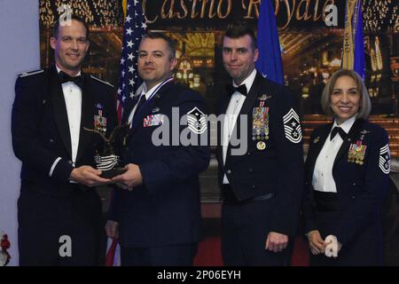 Oberst Benjamin Harrison, 301. Kampfflügelkommandant, Oberstleutnant Michael Senigo, 301. FW-Befehlshaber, Und Chief Master Sgt. Ericka Kelly, pensioniert, überreicht Master Sgt. David Flores den ersten Sergeant des Jahres Preis während der 2022 301 FW Annual Awards Zeremonie in Fort Worth, Texas, am 4. Februar 2023. Herzlichen Glückwunsch an die Gewinner und Nominierten. Stockfoto