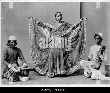 Nautch-Mädchen, die mit Musikern tanzt. Kalkutta, Indien. Frank and Frances Carpenter Collection , Veröffentlicht in: 'The World and its Cultures' Kapitel des Buches große Fotos aus der Kongressbibliothek, 2013, Women,Clothing & Dress,India,1900, Entertainer,India,1900, Dance,India,1900, Musiker, Indien, 1900. Stockfoto