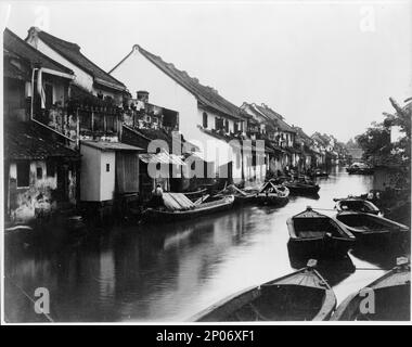 Java - kleine Boote auf dem Dorfkanal. Frank and Frances Carpenter Collection , Veröffentlicht in: 'The World and its Cultures' Kapitel des Buches große Fotografien aus der Kongressbibliothek, 2013, Boats,Indonesia,Java,1890-1930, Canals,Indonesia,Java,1890-1930, Dwellings,Indonesia,Java,1890-1930, Uferpromenade, Indonesien, Java, 1890-1930. Stockfoto