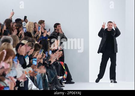 Paris, Frankreich. 02. März 2023. Der Designer Matthew Williams tritt während der Herbstshow Givenchy Womenswear im Winter 2023-2024 im Rahmen der Paris Fashion Week am 02. März 2023 in Paris auf dem Laufsteg auf. Foto: Aurore Marechal/ABACAPRESS.COM Kredit: Abaca Press/Alamy Live News Stockfoto