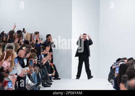 Paris, Frankreich. 02. März 2023. Der Designer Matthew Williams tritt während der Herbstshow Givenchy Womenswear im Winter 2023-2024 im Rahmen der Paris Fashion Week am 02. März 2023 in Paris auf dem Laufsteg auf. Foto: Aurore Marechal/ABACAPRESS.COM Kredit: Abaca Press/Alamy Live News Stockfoto