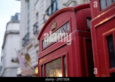 Roter Telefonstand in London Stockfoto