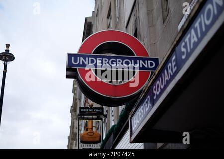 U-Bahn-Schild in London an der Leicester Square Station Stockfoto