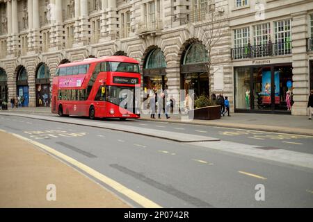 Roter Bus in oxford Street, London Stockfoto