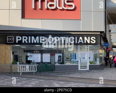Basingstoke, Hampshire, England, Großbritannien. 2022, Ladengeschäft eines Optikers in einem Einkaufszentrum. Stockfoto