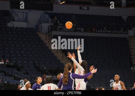 Minneapolis, Minnesota, USA. 2. März 2023. Tipp von Rutgers gegen Northwestern am Mittwoch, den 1. März beim Big Ten Women's Basketball Tournament 2023 in Minneapolis, Minnesota. Rutgers gewann 63:59. (Kreditbild: © Steven Garcia/ZUMA Press Wire) NUR REDAKTIONELLE VERWENDUNG! Nicht für den kommerziellen GEBRAUCH! Stockfoto