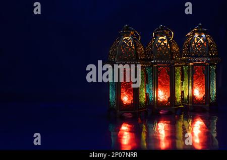 Laternen mit dunkelblauem Hintergrund für das muslimische Fest des heiligen Monats Ramadan Kareem. Stockfoto