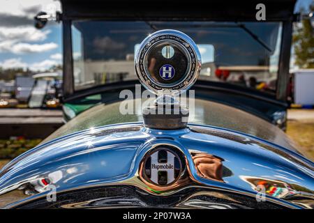 Fort Meade, Florida - 24. Februar 2022: Detailansicht eines Boyce Motometers zur Überwachung der Heizkörpertemperatur bei einem 1927 Hupmobile Serie A Sport Stockfoto