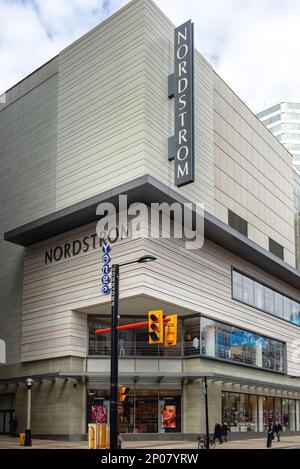 Toronto, Kanada - 29. März 2017: The Nordstrom Store, The Anchor Store im Eaton Centre, in der Yonge Street. Der Ort war ursprünglich ein Eaton's Stockfoto