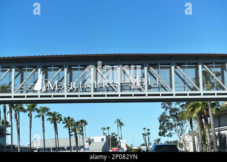 NEWPORT BEACH, CALIF - 2. MÄRZ 2023: Mariners Mile, ein Abschnitt des Pacific Coast Highway zwischen Dover Dr. und Newport Blvd, zugänglich für die Yachten und s. Stockfoto