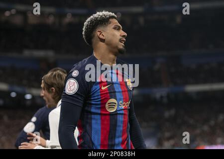 Madrid, Spanien. 02. März 2023. Ronald Araújo von Barcelona während des Copa del Rey Semi-Finales zwischen Real Madrid und Barcelona im Santiago Bernabéu Stadion in Madrid, Spanien. Barcelona hat das Spiel 0-1 gewonnen (Foto: Sports Press Photo/Sports Press Photo/C - EINE STUNDE DEADLINE - NUR AKTIVIEREN, WENN BILDER WENIGER ALS EINE STUNDE ALT sind - Alamy) Guthaben: SPP Sport Press Photo. Alamy Live News Stockfoto