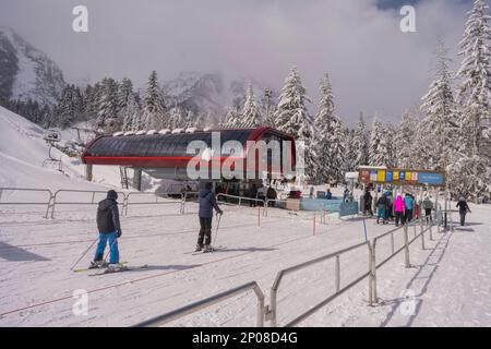 Blick auf die Skipisten und den Skilift im Sundance Resort, auch bekannt als Sundance Mountain Resort, das ein Skigebiet ist, das 13 Meilen (21 km) nördlich liegt Stockfoto