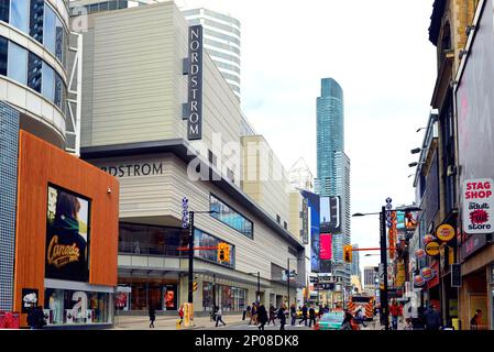 Toronto, Kanada - 29. März 2017: Abschnitt der Yonge Street mit dem Nordstrom Store, jetzt der Ankerladen im Eaton Centre. Ursprünglich war es das Stockfoto