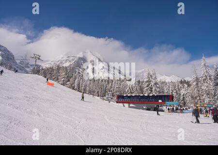Blick auf die Skipisten und den Skilift im Sundance Resort, auch bekannt als Sundance Mountain Resort, das ein Skigebiet ist, das 13 Meilen (21 km) nördlich liegt Stockfoto