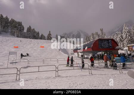 Blick auf die Skipisten und den Skilift im Sundance Resort, auch bekannt als Sundance Mountain Resort, das ein Skigebiet ist, das 13 Meilen (21 km) nördlich liegt Stockfoto