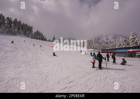Blick auf die Skipisten und den Skilift im Sundance Resort, auch bekannt als Sundance Mountain Resort, das ein Skigebiet ist, das 13 Meilen (21 km) nördlich liegt Stockfoto