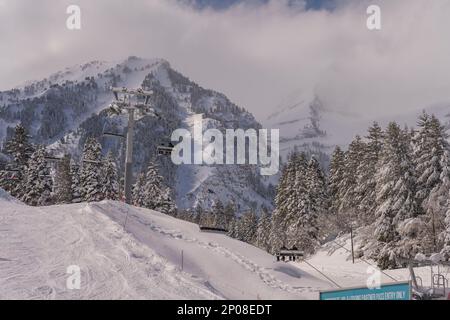 Blick auf die Skipisten und den Skilift im Sundance Resort, auch bekannt als Sundance Mountain Resort, das ein Skigebiet ist, das 13 Meilen (21 km) nördlich liegt Stockfoto