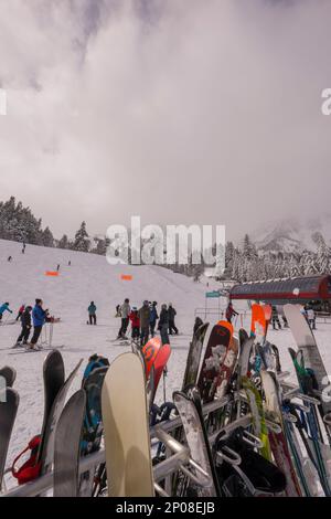 Blick auf die Skipisten und den Skilift im Sundance Resort, auch bekannt als Sundance Mountain Resort, das ein Skigebiet ist, das 13 Meilen (21 km) nördlich liegt Stockfoto