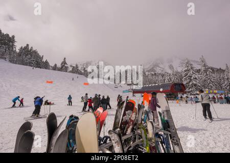 Blick auf die Skipisten und den Skilift im Sundance Resort, auch bekannt als Sundance Mountain Resort, das ein Skigebiet ist, das 13 Meilen (21 km) nördlich liegt Stockfoto