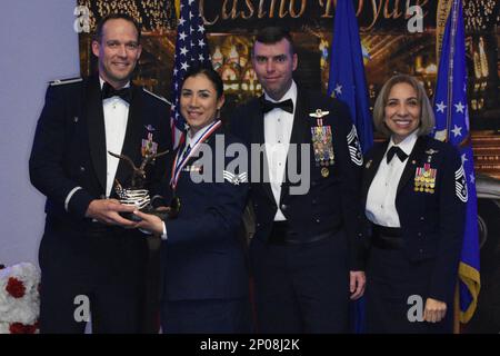 Oberst Benjamin Harrison, 301. Kampfflügelkommandant, Chief Master Sgt. Michael Senigo, 301. FW-Befehlshaber, und Chief Sgt. Ericka Kelly, pensioniert, überreicht dem Senior Airman Laura Mendoza die Auszeichnung „Airman of the Year“ bei der Zeremonie der FW Annual Awards 2022 301 in Fort Worth, Texas, 4. Februar 2023. Herzlichen Glückwunsch an die Gewinner und Nominierten. Stockfoto