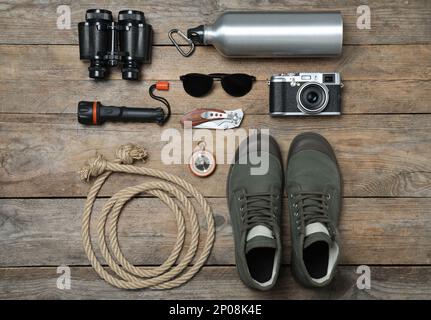 Flache Verlegung mit verschiedenen Safari-Accessoires auf Holzhintergrund Stockfoto