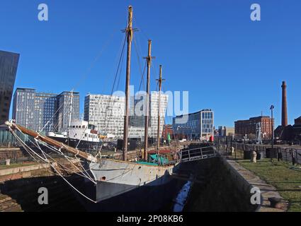 De Wadden Schooner, am Graving Dry Dock, Skyline von Albert Dock, Pier Head, Liverpool, Merseyside, England, UK, L3 4AF Stockfoto