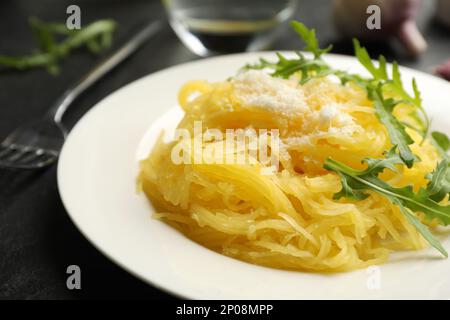 Leckerer Spaghetti-Kürbis mit Käse und Rucola Stockfoto