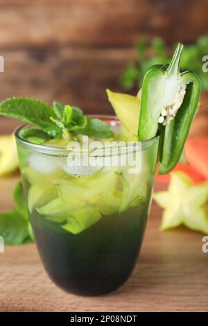 Würziger Cocktail mit Jalapeno, Karambola und Minze auf Holztisch, Nahaufnahme Stockfoto