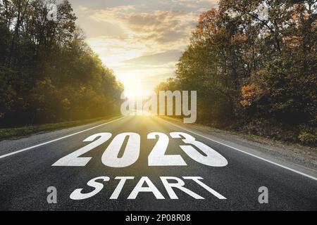 Beginnen Sie das neue Jahr mit neuen Visionen und Ideen. 2023 Nummern auf Asphaltstraße Stockfoto