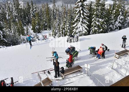 Besucher, die sich auf Ski- und Schneeschuhwanderungen in der Raven Lodge, Mt Washington, vorbereiten. Stockfoto