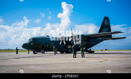 Die Mitglieder der Japan Air Self-Defense Force (JASDF) bereiten einen C-130 Hercules für den Flug vor, nachdem sie während einer Stadtrundfahrt am 7. Februar 2023 die Cope North 23-Übungsleiter nach Saipan, Nördliche Marianen, transportiert haben. Drei Sportdirektoren von JASDF, Royal Australian Air Force und U.S. Die Luftwaffe besuchte die Inseln Saipan, Tinian und Rota, um mit Gemeindeführern über lokale Bedürfnisse und Anliegen zu sprechen, und betonte dabei das Ziel, Partnerschaften aufzubauen, bevor Cope North 23 umgesetzt wird. Stockfoto