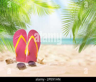 Pink flip flops, starfish, sea shell and sunglasses on sandy beach near sea Stockfoto
