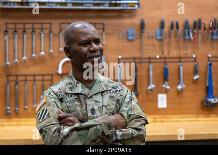 Oberstleutnant Maj Patrickson Toussaint, der hochrangige Berater der USA Army Corps of Engineers, besucht den Pittsburgh District, um mit Mitarbeitern der Monongahela River Locks and Dam 4 in Charleroi, Pennsylvania, zu sprechen, 30. Januar 2023. Toussaint sprach mehrere Tage mit Mitarbeitern im gesamten Bezirk, um sich einen besseren Überblick über ihre Verantwortlichkeiten und Rollen bei der Unterstützung der Mission des Corps in der Region Pittsburgh zu verschaffen. Stockfoto