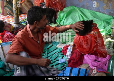 2. März 2023, Kalkutta, westbengalen, Indien: Eine Frau ist getröstet, nachdem sein Kind an Atemwegsinfektionen in einem Kinderkrankenhaus gestorben ist. Adenovirus verursacht häufig respiratorische Symptome im Zusammenhang mit Fieber, Erkältungen und Atembeschwerden. (Kreditbild: © Sudipta das/Pacific Press via ZUMA Press Wire) NUR REDAKTIONELLE VERWENDUNG! Nicht für den kommerziellen GEBRAUCH! Stockfoto