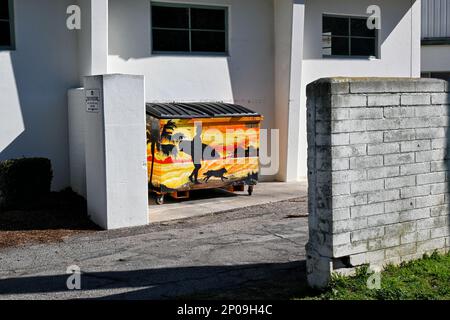 HUNTINGTON BEACH, KALIFORNIEN - 6. FEBRUAR 2023: Malte Müllcontainer IT the Library im Triangle Park. Stockfoto