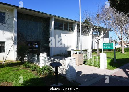 HUNTINGTON BEACH, KALIFORNIEN - 6. FEBRUAR 2023: Main Street Branch der Public Library im Triangle Park Stockfoto