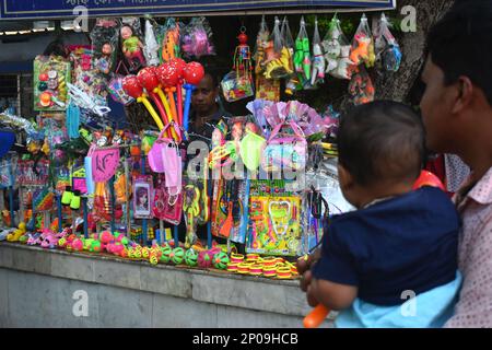 2. März 2023, Kalkutta, westbengalen, Indien: Eine Person verkauft Spielzeug in einem Kinderkrankenhaus in Kalkutta. (Kreditbild: © Sudipta das/Pacific Press via ZUMA Press Wire) NUR REDAKTIONELLE VERWENDUNG! Nicht für den kommerziellen GEBRAUCH! Stockfoto