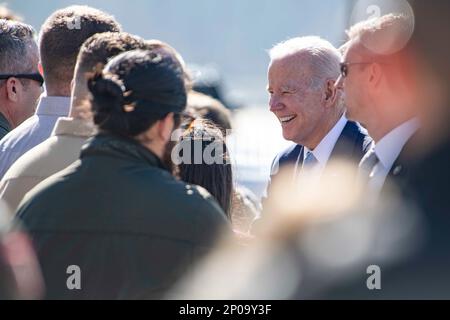 Virginia Beach, Virginia (28. Februar 2023) – USA Präsident Joe Biden kommt an Bord der Naval Air Station Oceana während eines Besuchs in Virginia Beach. (USA Marinebild von Mass Communication Specialist 2. Class Megan Wollam/veröffentlicht) Stockfoto