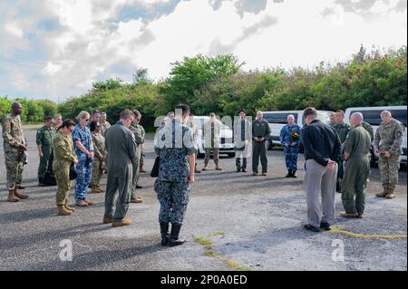 USA Air Force, Japan Air Self-Defense Force und Royal Australian Air Force Militärs beugen sich in einer kurzen Erinnerung an Militärmitglieder, die im Zweiten Weltkrieg auf der Insel Tinian, einem Commonwealth der Nördlichen Marianen während COPE North 2023, am 8. Februar 2023 verloren wurden, vor den Köpfen. Cope North verbessert die Beziehungen der USA zu unseren regionalen Verbündeten und Partnern durch die Förderung des Informationsaustauschs und die Verfeinerung gemeinsamer Taktiken, Techniken und Verfahren, um multilaterale Verteidigungsfähigkeiten besser zu integrieren und die Interoperabilität zur Unterstützung der regionalen Sicherheit zu verbessern. Stockfoto