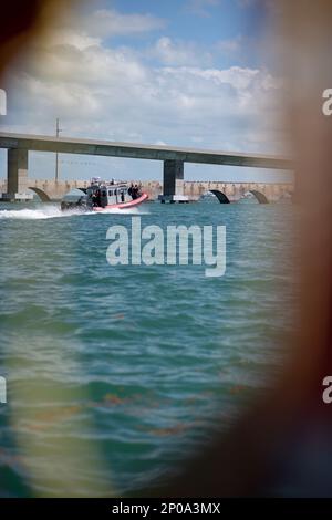 Ein 33 Meter langes Spezialfahrzeug, das der Küstenwache Islamorada zugeteilt wurde, nähert sich während einer Patrouille, Layton, Florida, am 25. Februar 2023. Die Patrouille wurde zusammen mit einem 45 Fuß langen Boot-Medium durchgeführt. (USA Küstenwache Foto von Petty Officer 2. Klasse Matthew Abban) Stockfoto