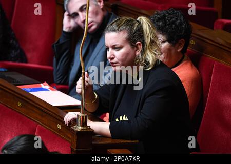 Mathilde Panot (LFI, La France Insoumise, Nupes) während einer Fragestunde an die Regierung auf der Nationalversammlung in Paris am 28. Februar 2023. Foto: Victor Joly/ABACAPRESS.COM Stockfoto