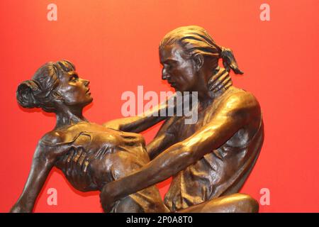 Lebensgroße Bronzeskulptur mit dem Titel „Tango“ von Les Johnson, beauftragt, verschiedene Tanzstile in Carmens Tanzlokal an Bord der Aurora zu illustrieren. Stockfoto