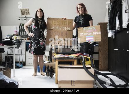 9. April 2020, Danzig, Polen: Demonstranten halten während der Demonstration Plakate, auf denen ihre Meinung zum Ausdruck gebracht wird. Die Protagonisten der Fotografien sind Personen, die aktiv an Frauenstreiks im Zusammenhang mit der Einschränkung des Rechts auf Abtreibung teilnehmen. Die Streiks eskalierten 2021 landesweit. Die Symbole der Proteste wurden zu Pappkartons, auf denen auch der Groll gegen das Urteil des Verfassungsgerichts durch Vulgarismen zum Ausdruck kam. Demonstranten wurden in ihren Häusern fotografiert. (Kreditbild: © Agnieszka Pazdykiewicz/SOPA Images via ZUMA Press Wire) NUR REDAKTIONELLE VERWENDUNG! Nicht für Commerci Stockfoto