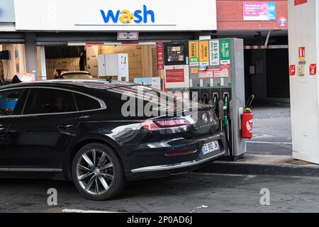 Paris, Frankreich am 2. März 2023. Die Abbildung zeigt eine Tafel mit den Preisen einer TotalEnergies-Tankstelle (Benzin, Öl oder Diesel) in Paris, Frankreich, am 2. März 2023. Seit Anfang des Monats hat Total Energies den Preis für unverbleites Benzin oder unverbleites Benzin in ganz Frankreich auf 1,99 € begrenzt. Foto: Victor Joly/ABACAPRESS.COM Stockfoto