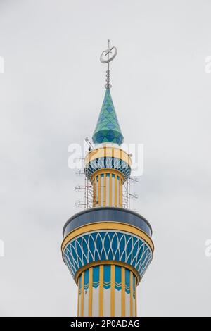 Das 99 Meter hohe Minarett der Al-Akbar-Moschee Surabaya (Indonesisch: Masjid Al-Akbar). Es ist die zweitgrößte Moschee in Indonesien. Stockfoto