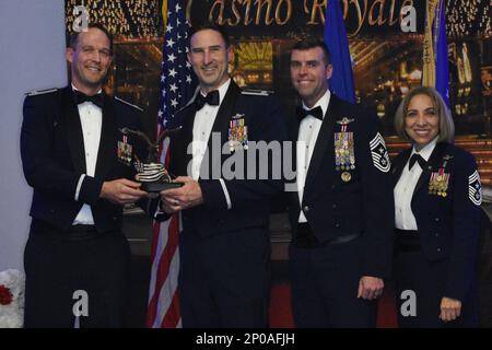 Oberst Benjamin Harrison, 301. Kampfflügelkommandant, Oberstleutnant Michael Senigo, 301. FW-Befehlshaber, Und Chief Master Sgt. Ericka Kelly, pensioniert, überreicht Captain Kalley Hamilton den Company Grade Officer of the Year Award während der FW Annual Awards 2022 301 in Fort Worth, Texas, am 4. Februar 2023. Herzlichen Glückwunsch an die Gewinner und Nominierten. Stockfoto